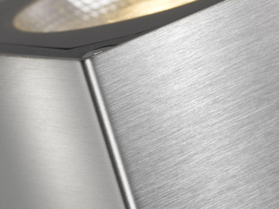 Détail de la finition inox brossé et de l'angle vissé