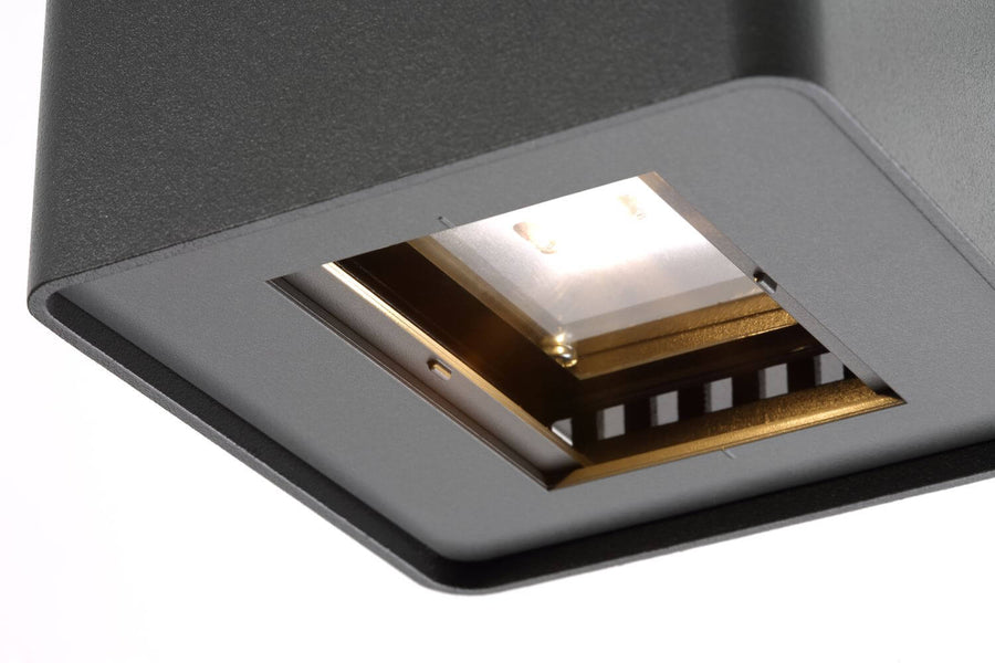Détail rapproché du module LED et de la collerette dorée réfléchissante