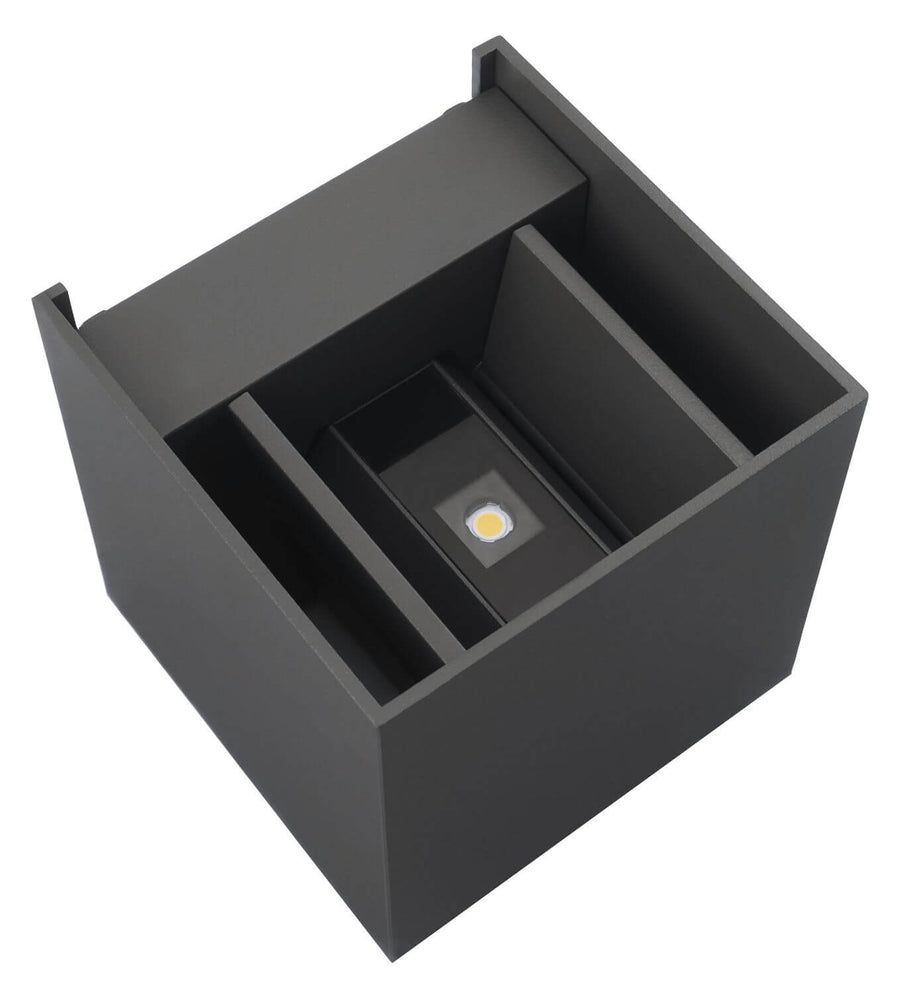 Détail technique de l'intérieur du boîtier avec module LED central et cloisons.