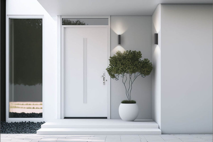 Vue rapprochée de l'entrée blanche équipée de deux appliques murales anthracite