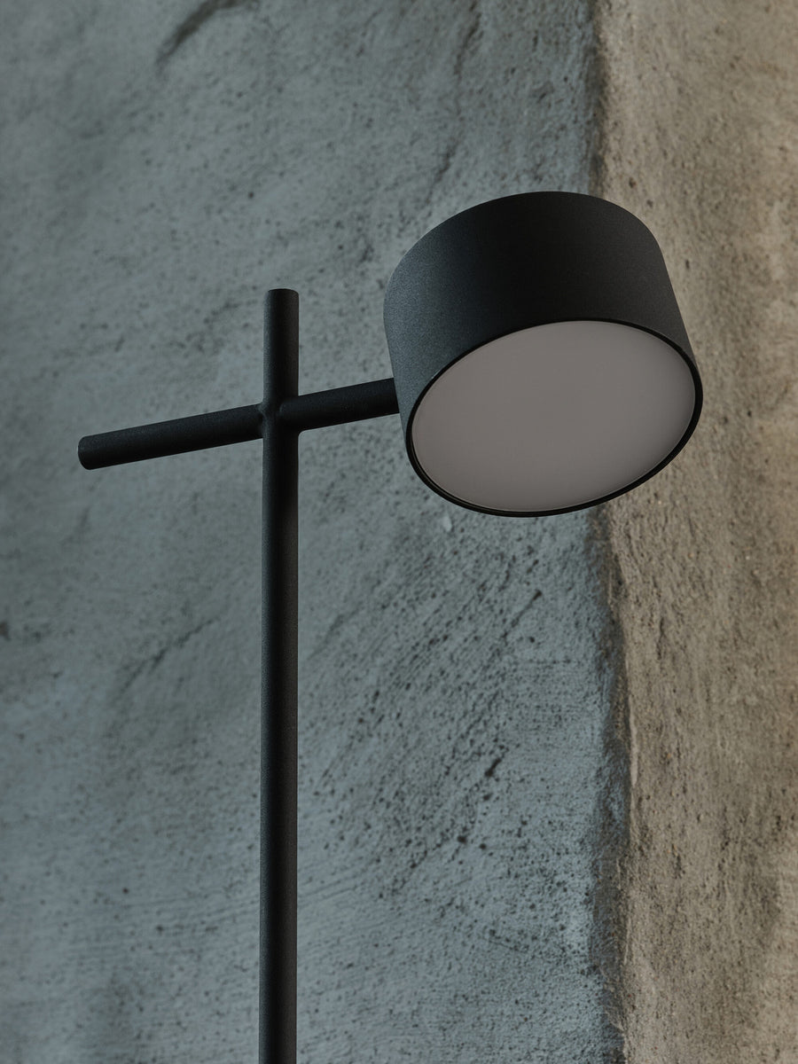 Vue rapprochée de la tête cylindrique en métal noir mat