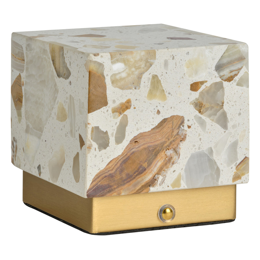 Lampe cube éteinte sur fond blanc, montrant la surface terrazzo et la base dorée.