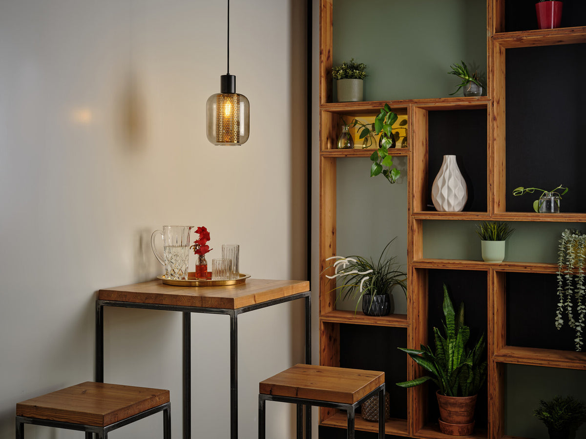 Mise en ambiance au-dessus d'une table en bois avec étagères et plantes.