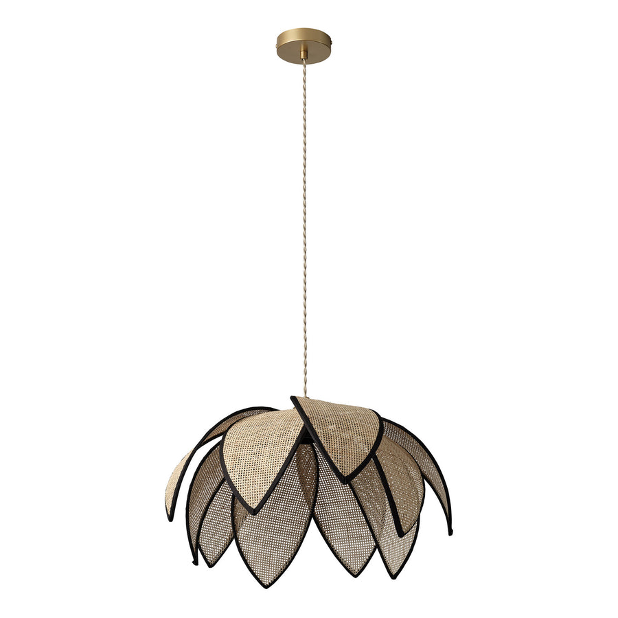 Suspension en cannage motif lotus beige, câble tressé et rosace dorée sur fond blanc.