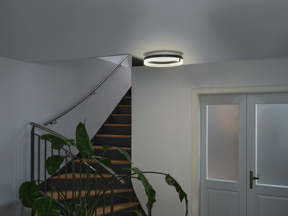 Même escalier avec plafonnier réglé sur une lumière plus neutre.
