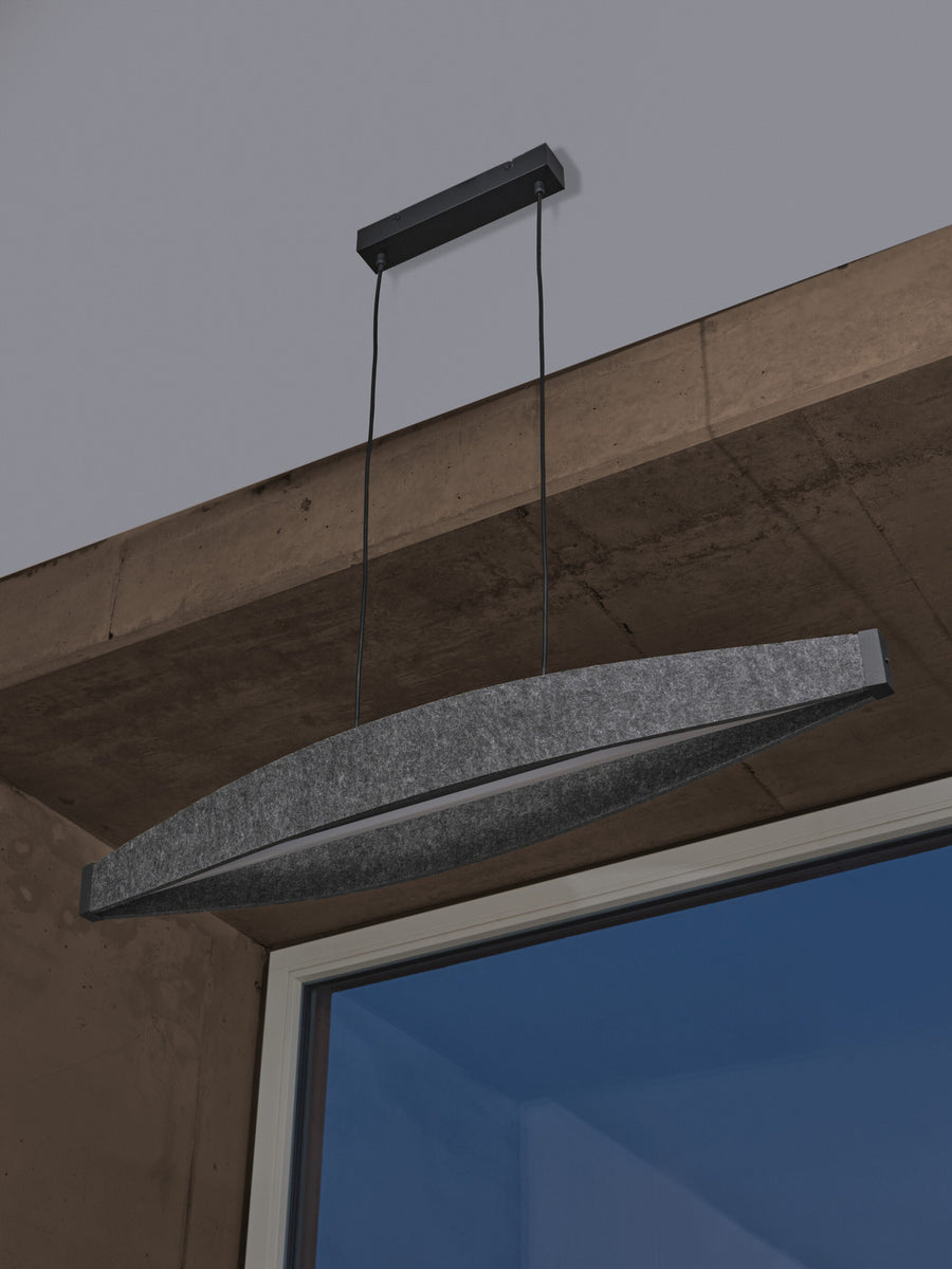 Vue en contre-plongée de la suspension en feutre sous un plafond en béton.
