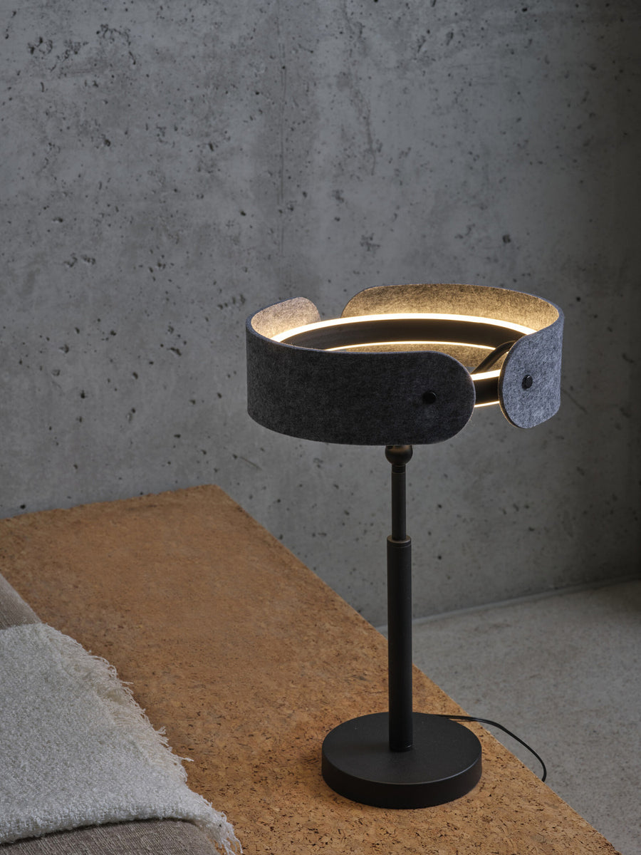 Détail de l'abat-jour allumé diffusant une lumière chaude vers le haut
