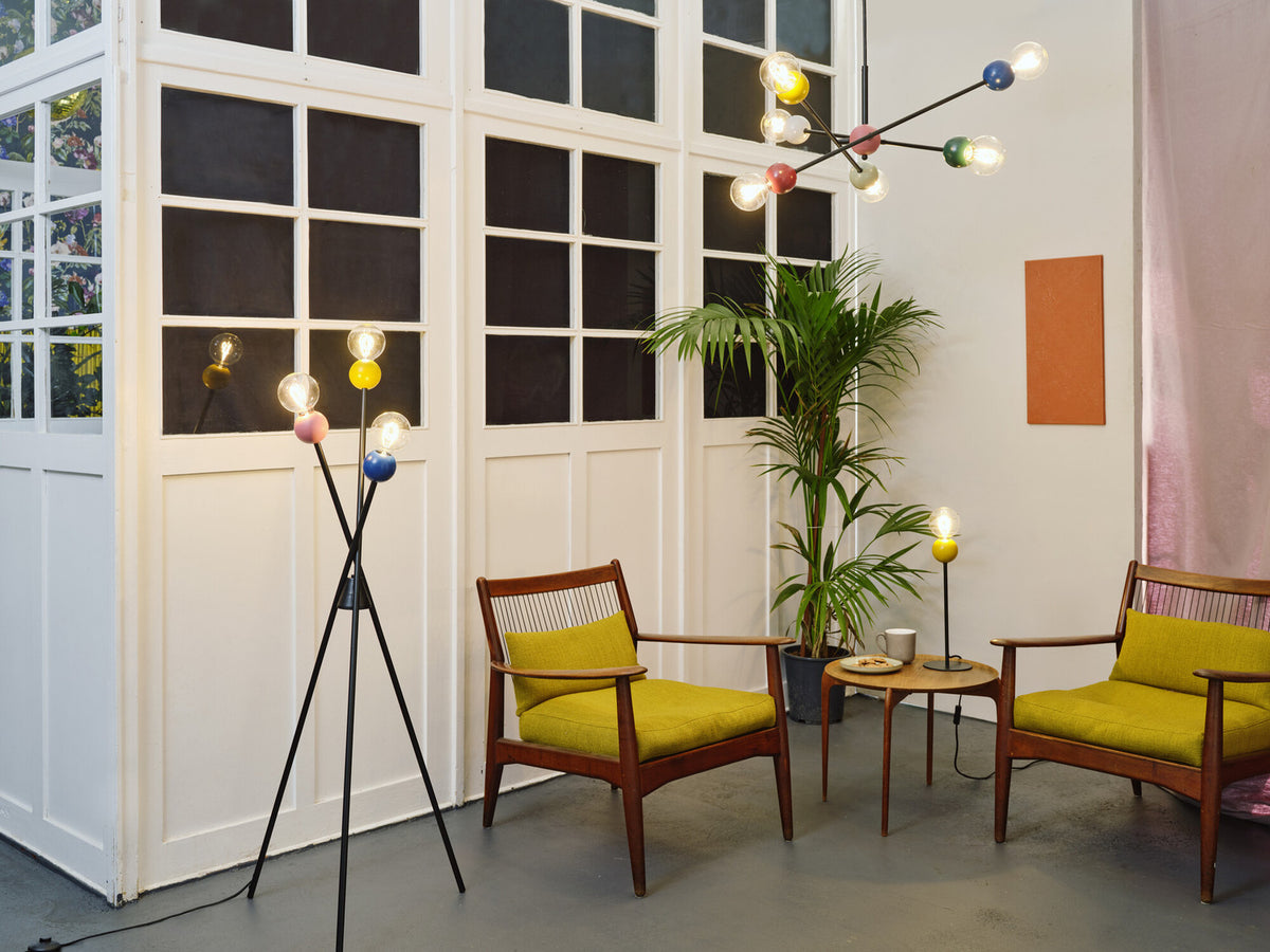 Mise en ambiance avec lampadaire et lampe jaune posée sur une table