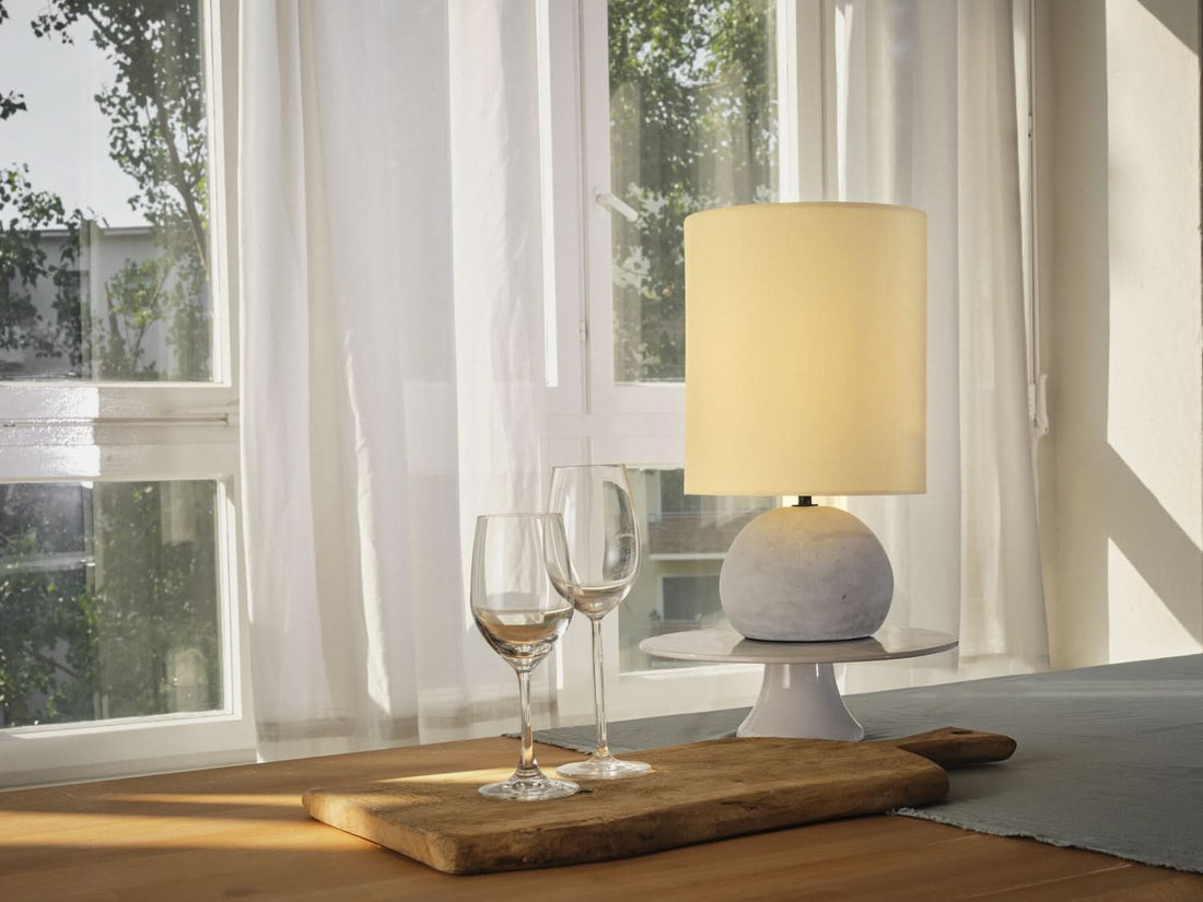 Lampe à poser Impact beige et grise, béton