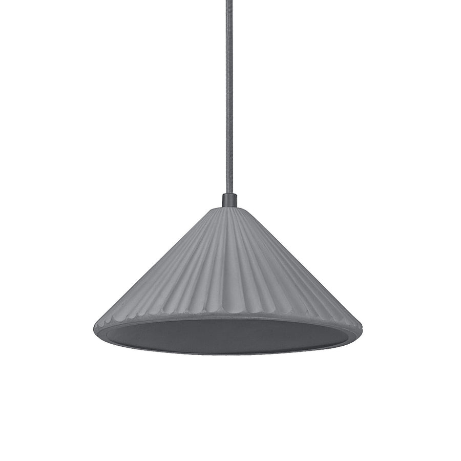 Suspension anthracite en forme de cône strié, suspendue sur fond blanc.