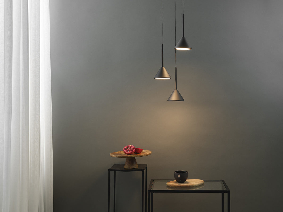 Mise en ambiance sur mur gris avec tables basses et grenade coupée