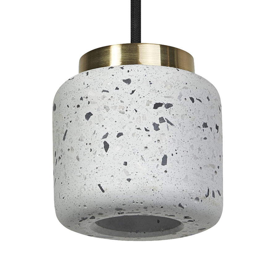 Suspension blanche en terrazzo vue de face, monture laiton et câble noir.