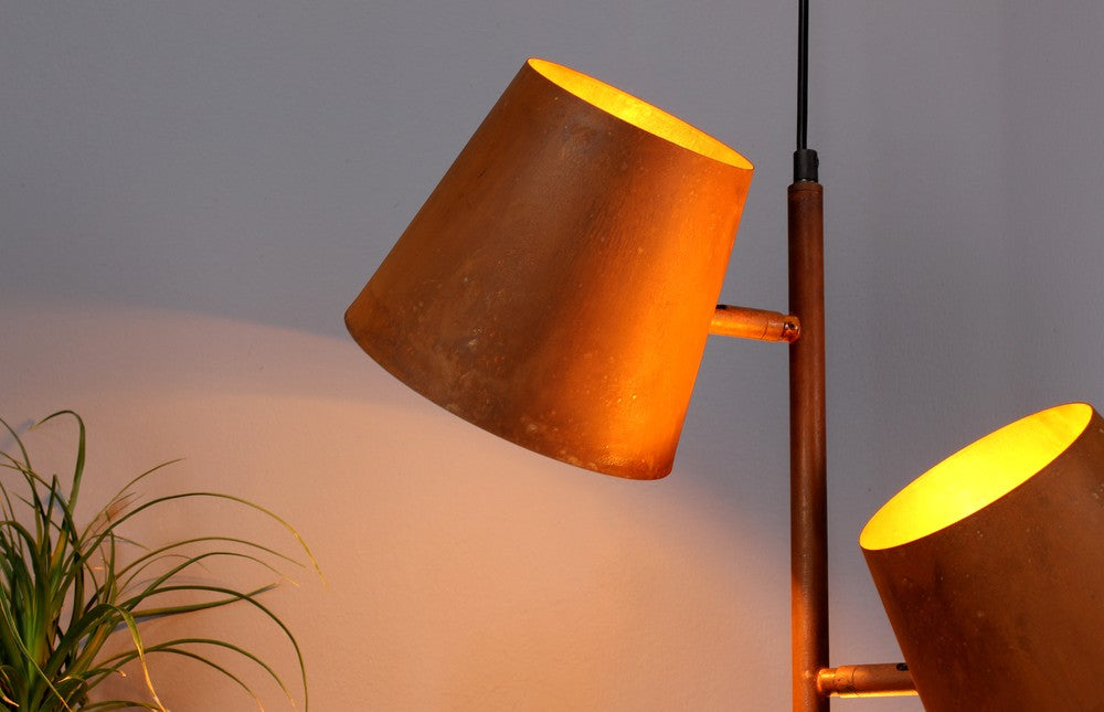 Gros plan sur un abat-jour rouille allumé, intérieur jaune vif