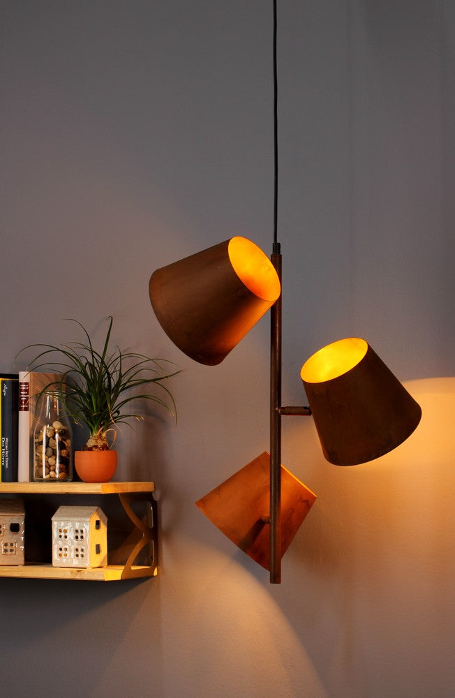 Vue en contre-plongée du luminaire allumé devant un mur gris