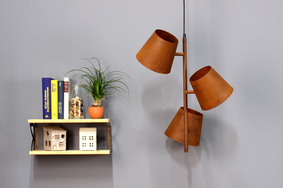 Produit éteint de profil sur mur gris, abat-jours orientables