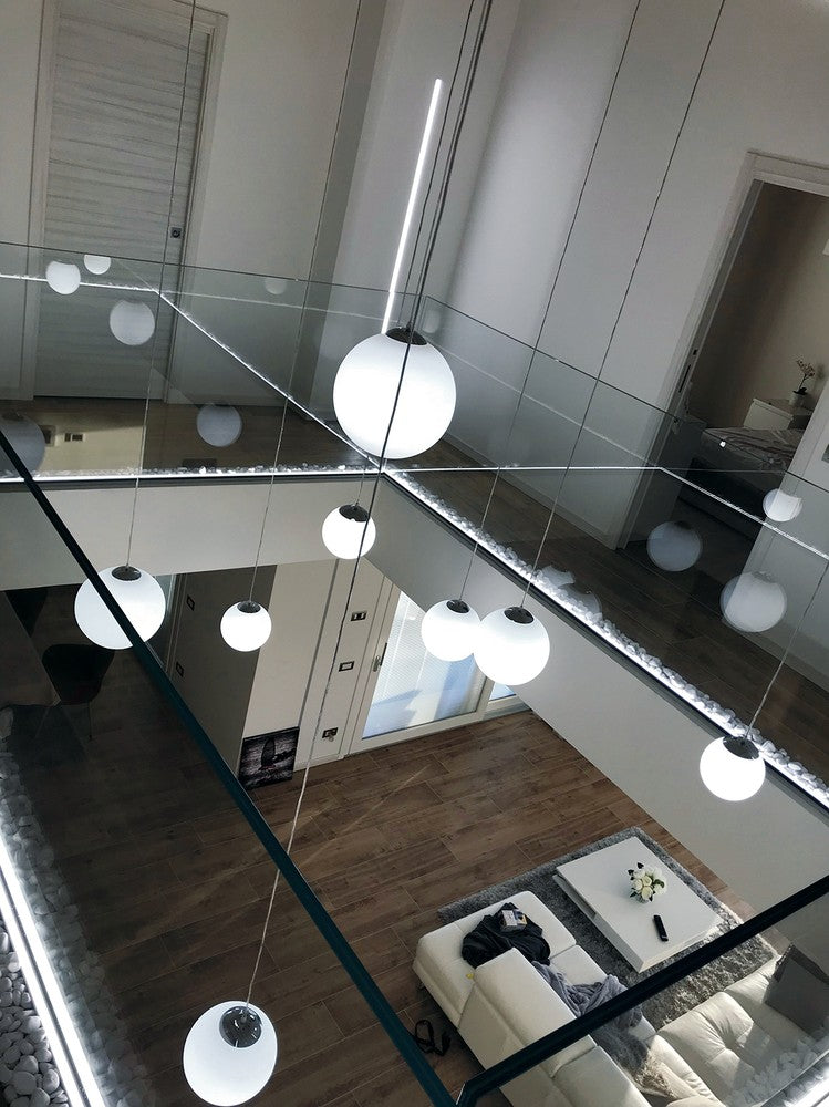 Vue en plongée d'une suspension à globes dans un intérieur moderne avec reflets