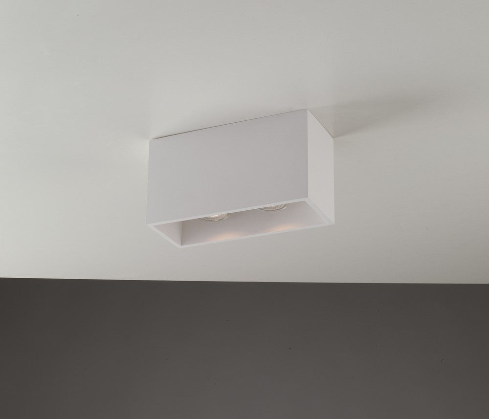 Plafonnier blanc installé au plafond, éclairant une pièce au mur gris foncé
