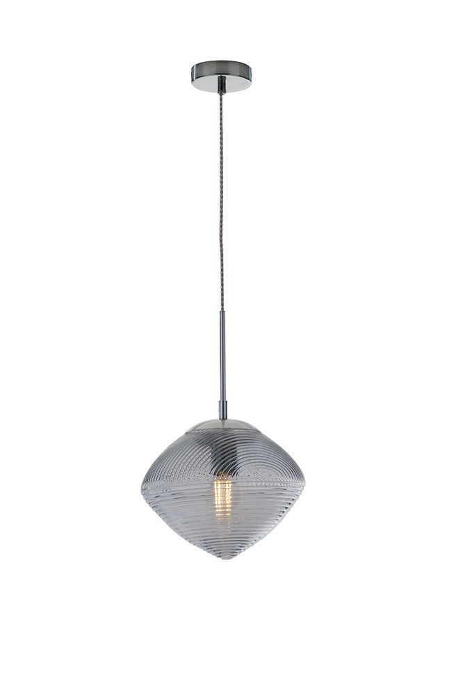 Vue rapprochée du luminaire suspendu, montrant l’abat-jour en verre côtelé et la lumière allumée.