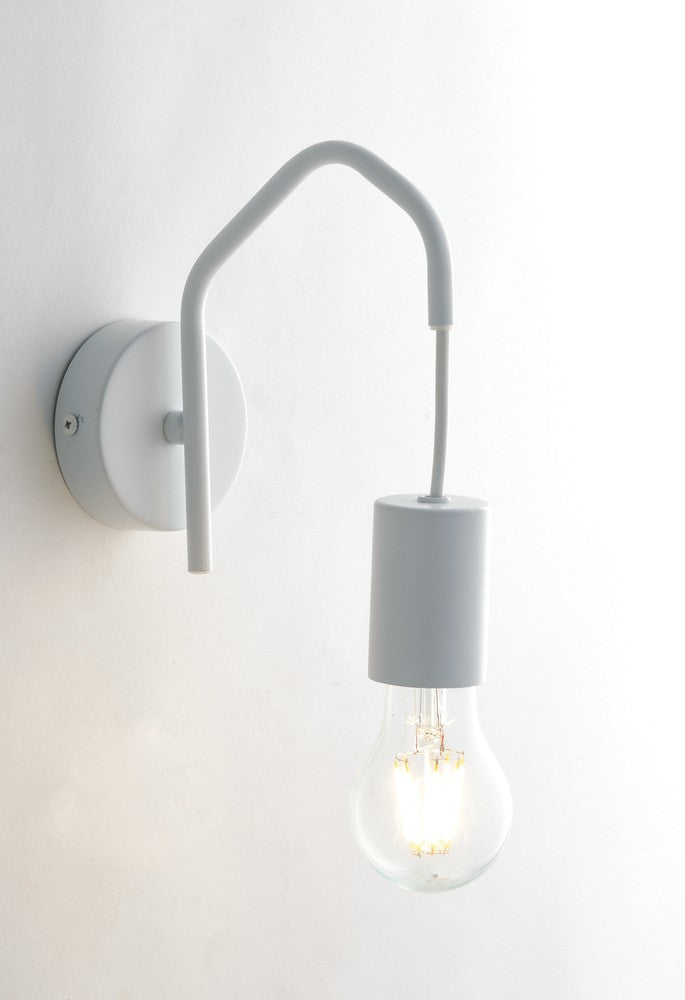 Applique murale blanche installée sur un mur clair, éclairant avec une ampoule à filament.