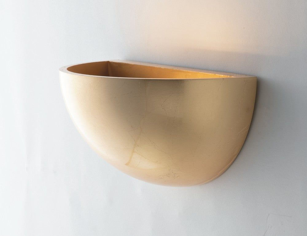 Applique fixée au mur blanc diffusant une lumière chaude vers le haut