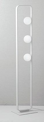 Vue rapprochée du lampadaire blanc, cadre vertical et trois globes opalins blancs.