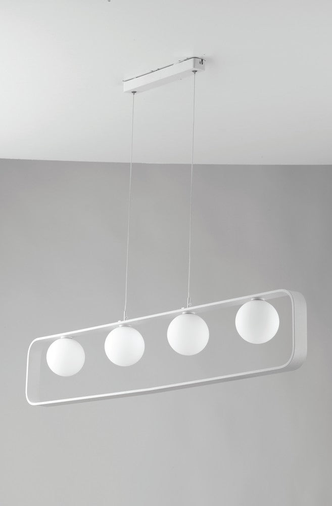 Gros plan sur les quatre boules de verre blanc fixées dans le cadre métallique