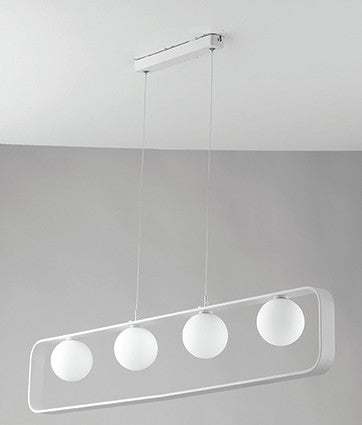 Luminaire suspendu photographié en légère plongée sur un mur gris clair épuré