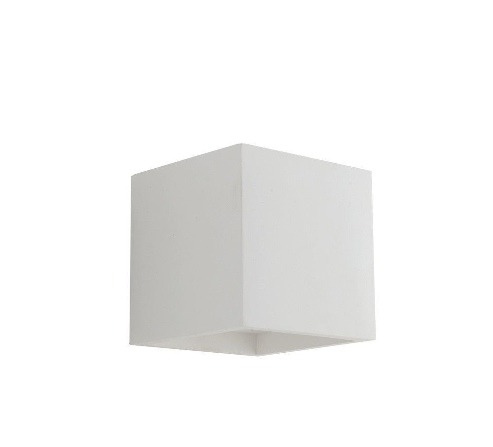 Luminaire seul sur fond blanc, boîtier cubique blanc incliné à gauche.