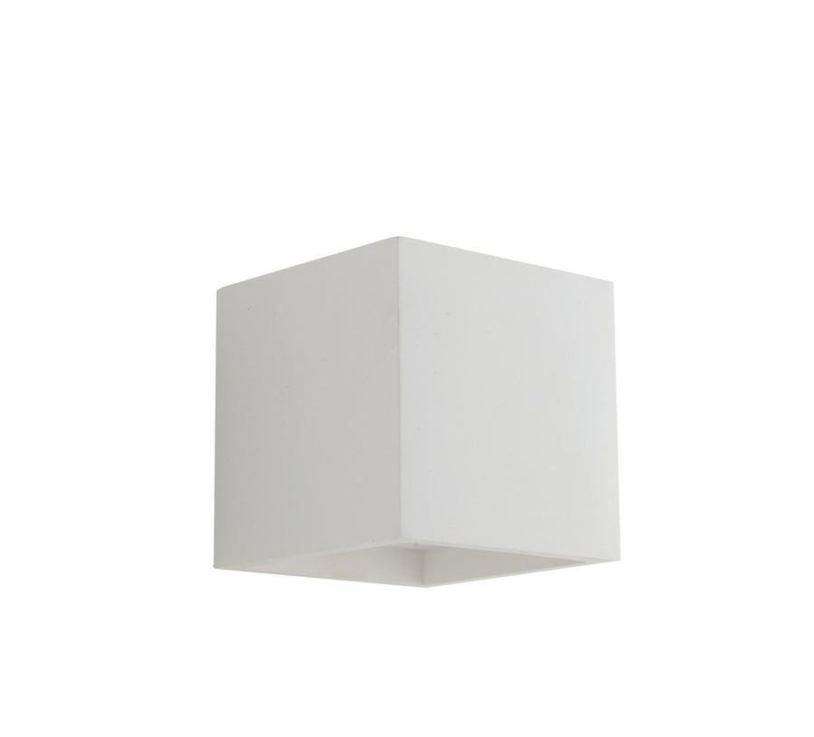 Luminaire seul sur fond blanc, boîtier cubique blanc incliné à gauche.