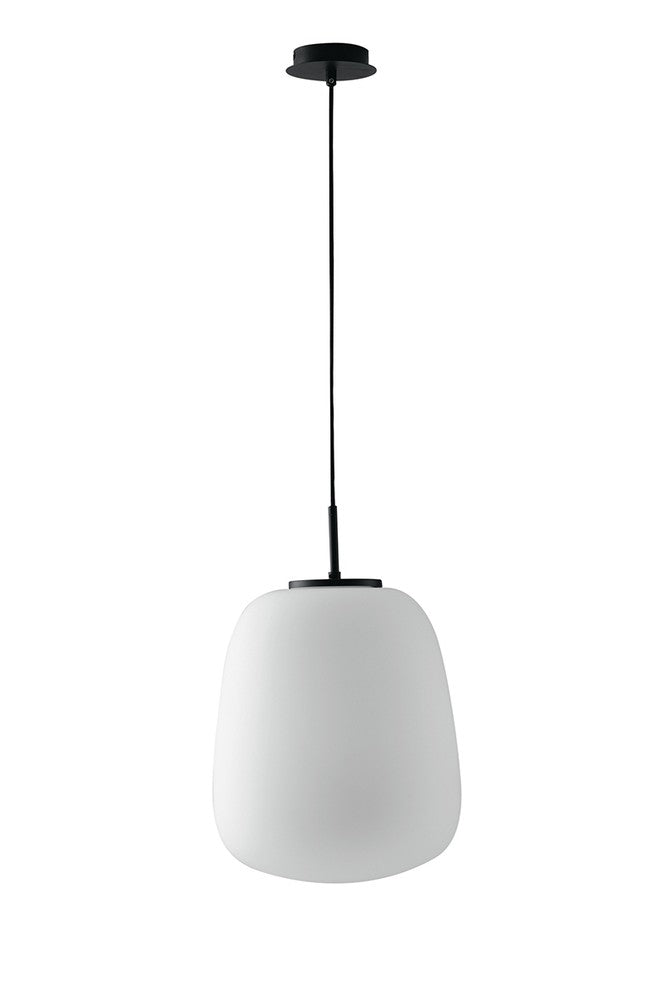 Vue rapprochée du luminaire suspendu, mettant en valeur le diffuseur en verre blanc.
