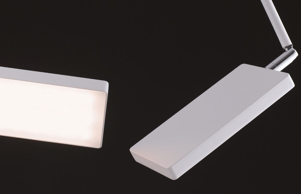 Gros plan sur un diffuseur lumineux rectangulaire blanc et son articulation, finition mate et lumière allumée