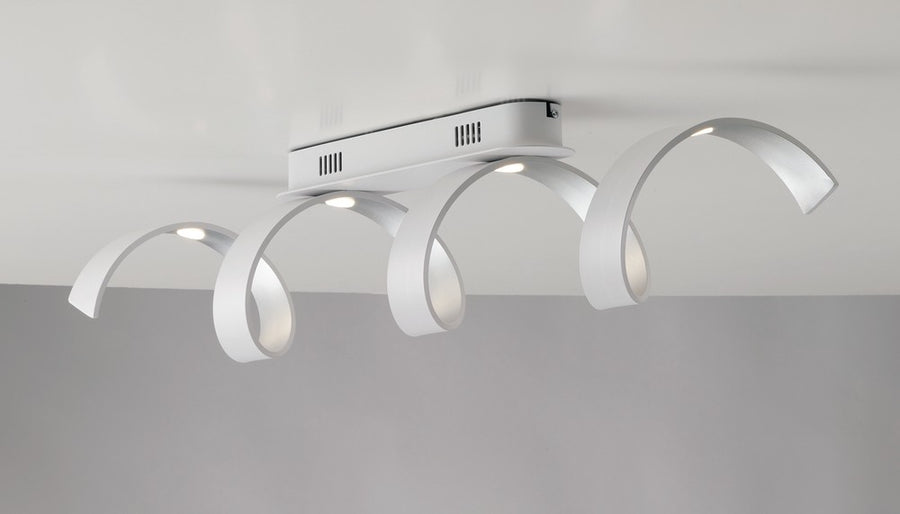 Vue en plongée du plafonnier blanc fixé au plafond avec éclairage.