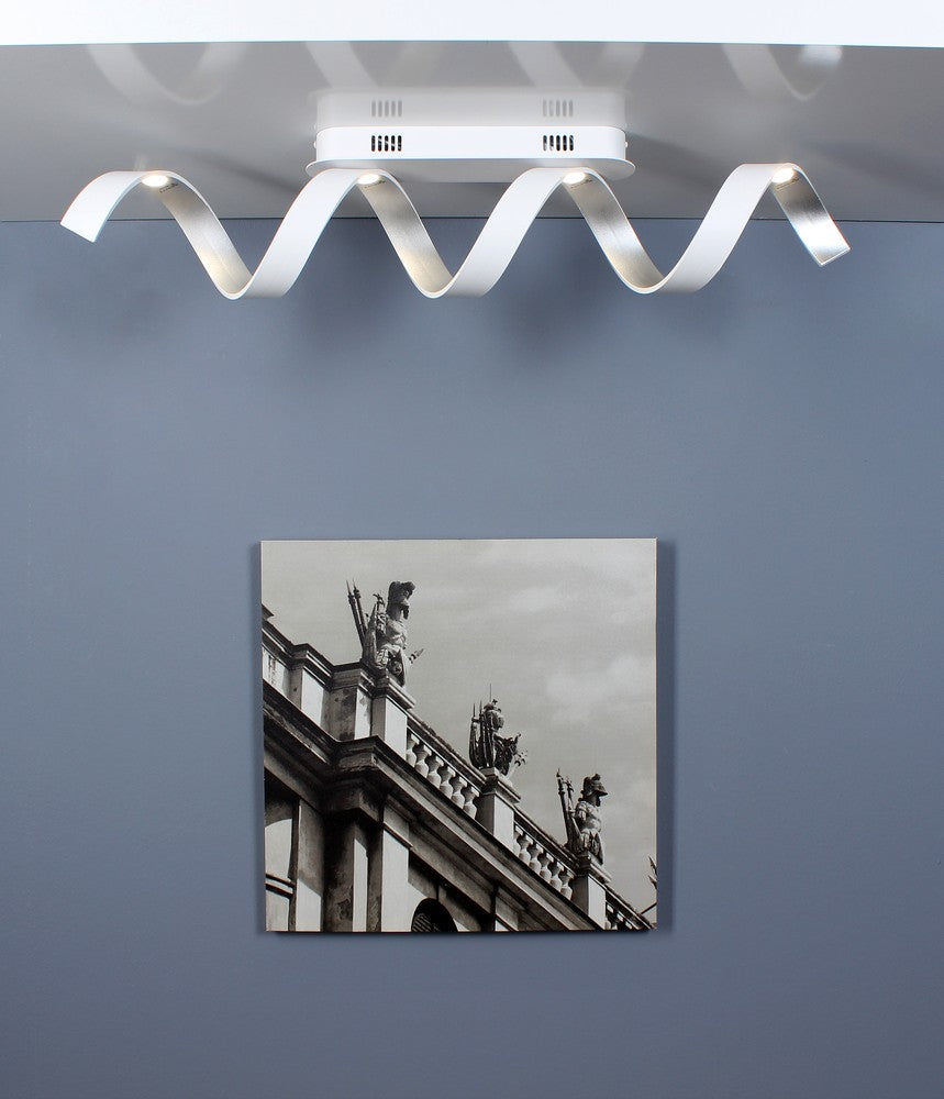 Plafonnier installé au plafond au-dessus d'un tableau noir et blanc.