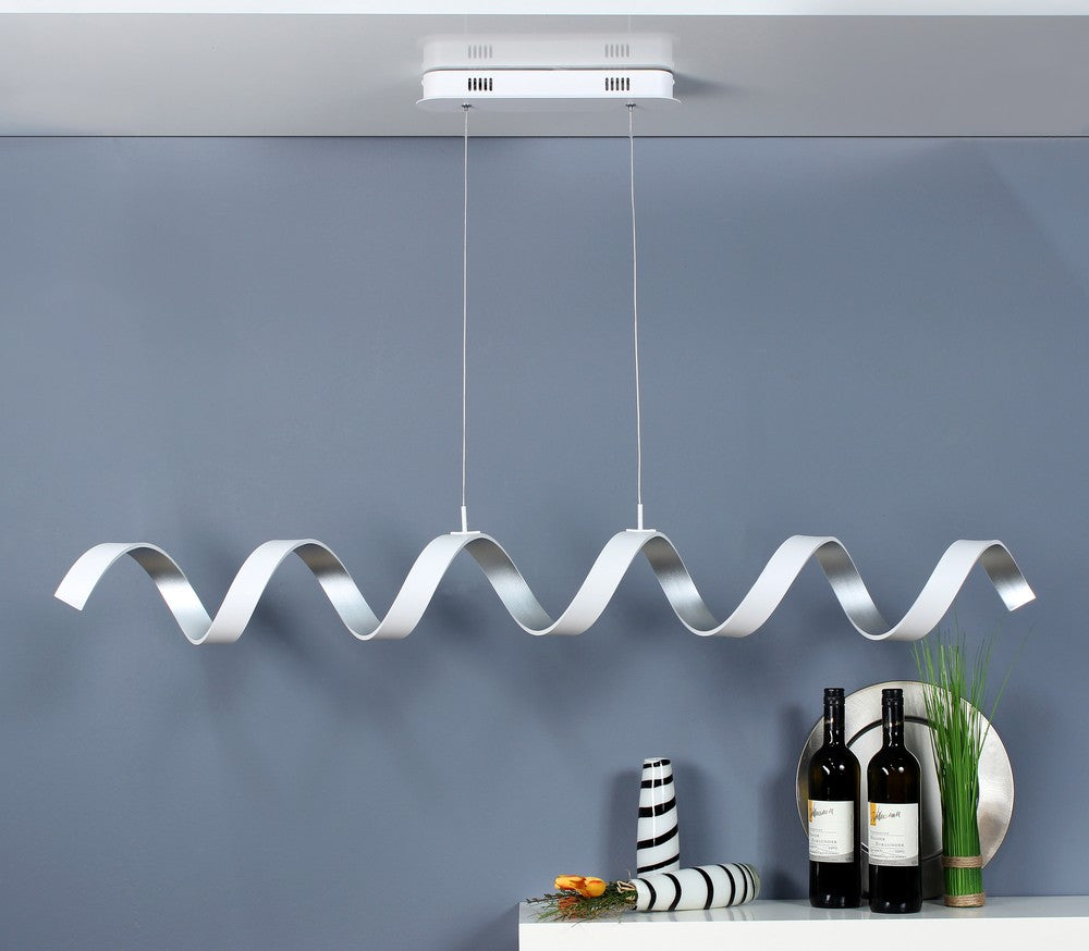 Mise en ambiance au-dessus d'un buffet avec bouteilles de vin et objets décoratifs