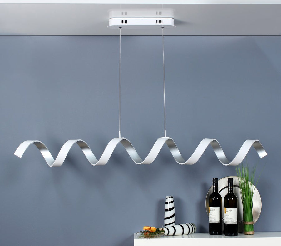 Mise en ambiance au-dessus d'un buffet avec bouteilles de vin et objets décoratifs