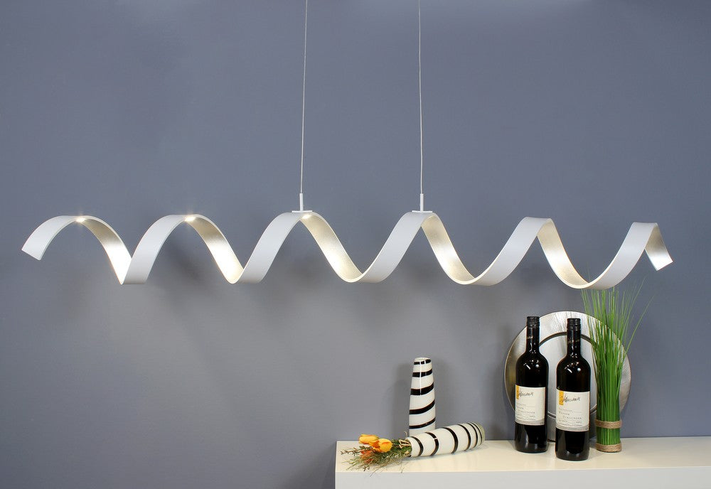 Mise en ambiance, spirale lumineuse allumée au-dessus d'une console décorée
