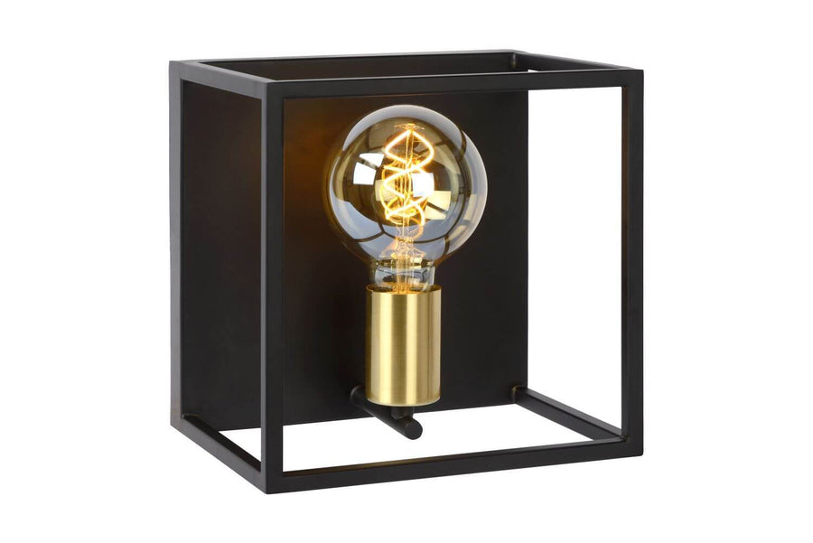 Vue de trois quarts du luminaire noir avec ampoule vintage allumée et douille dorée.