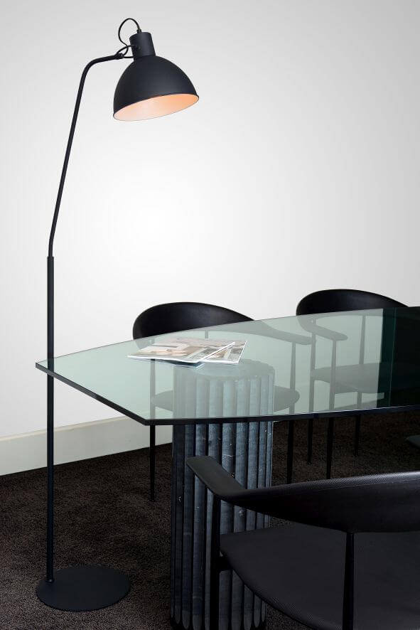 Vue rapprochée du lampadaire noir derrière une table en verre