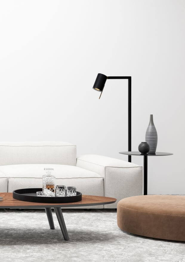 Vue rapprochée du lampadaire dans le salon, près du canapé et d'une table d'appoint.