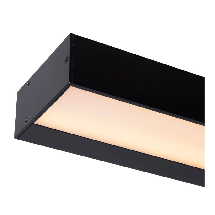 Détail de trois quarts du boîtier noir et du diffuseur opale allumé