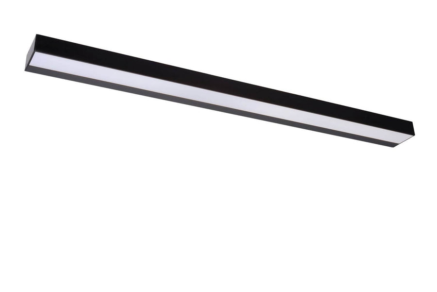 Même applique linéaire noire allumée avec une lumière blanche froide