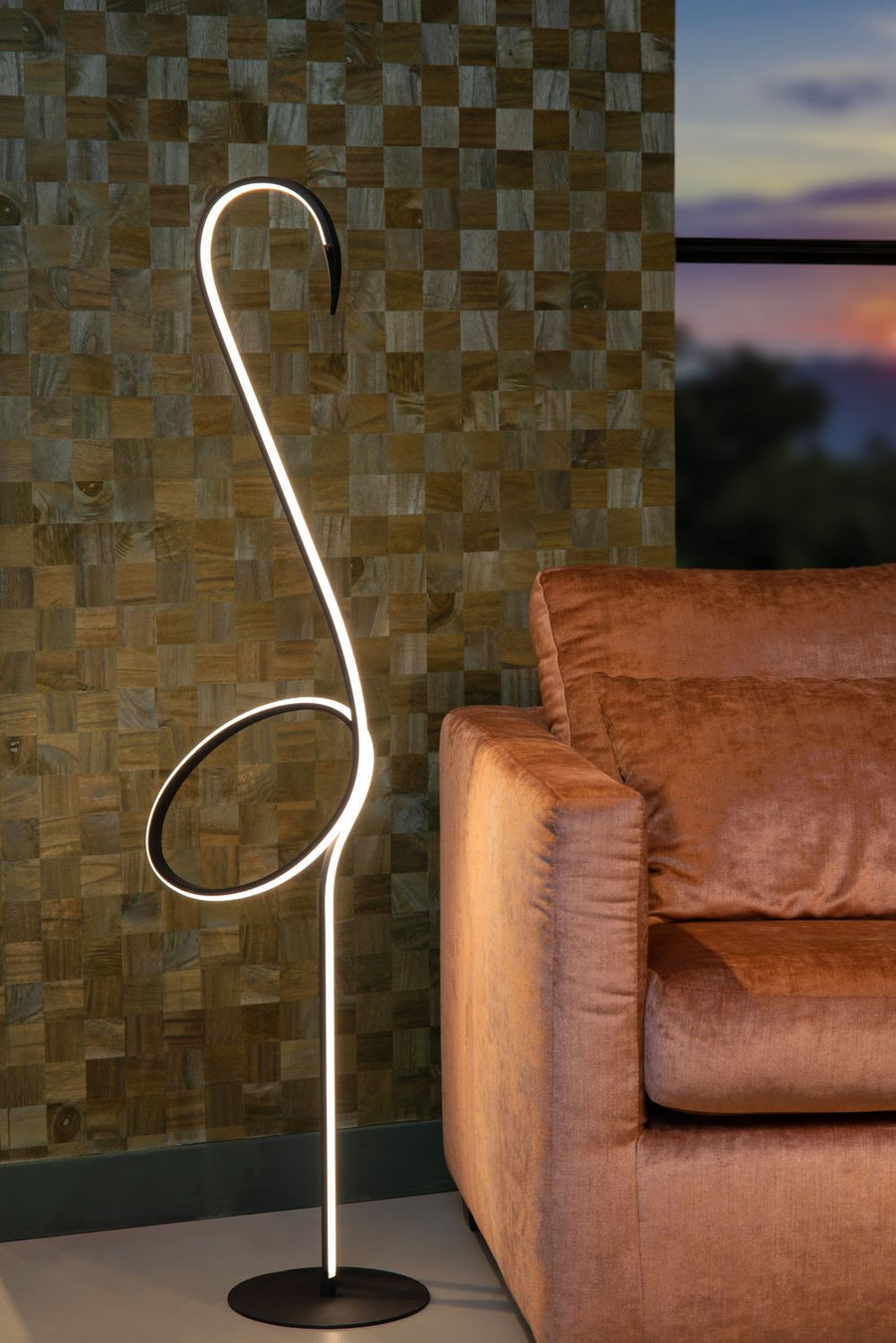 Vue rapprochée du lampadaire éclairé posé près d'un canapé en velours orange
