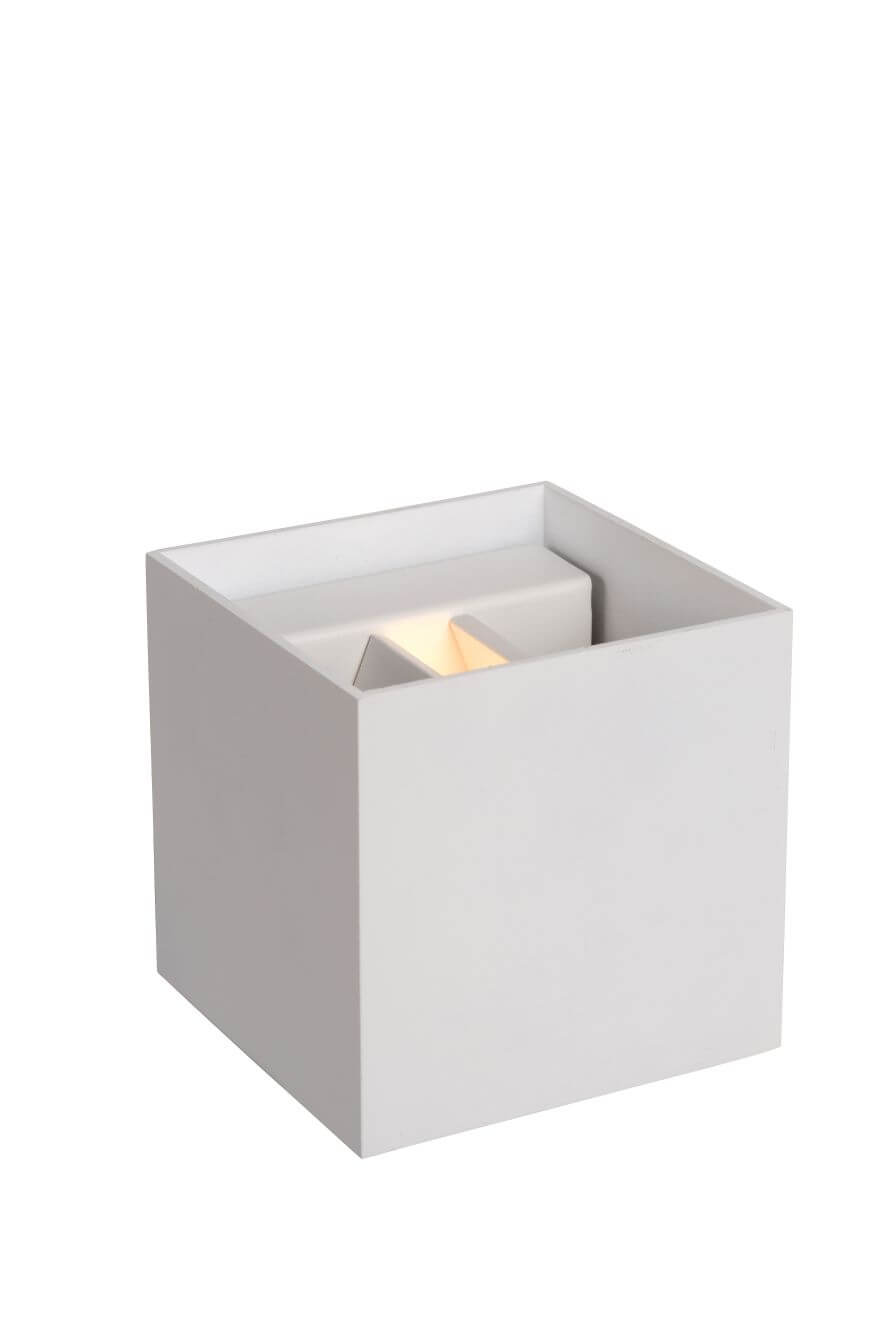 Détail en plongée du bloc carré blanc et de sa fente lumineuse