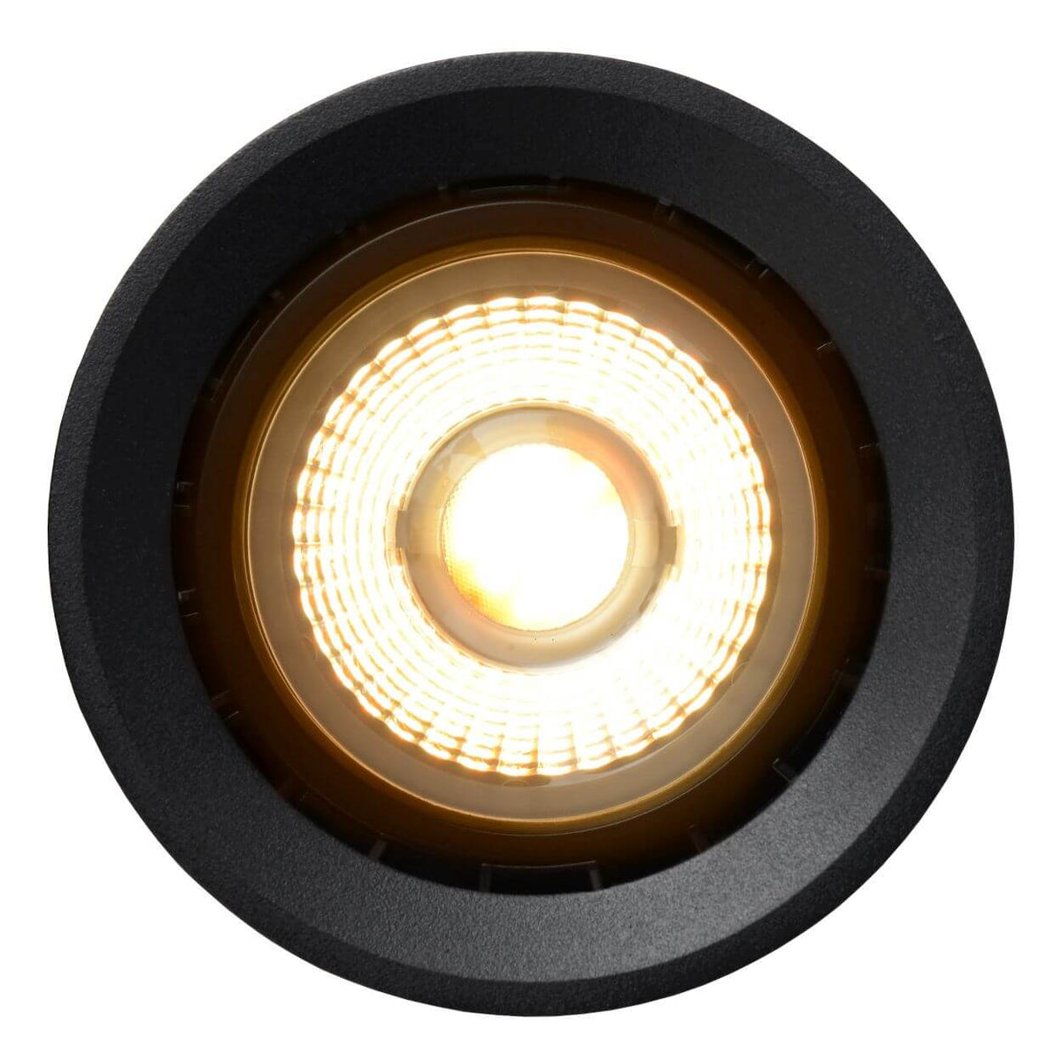 Gros plan frontal du plafonnier allumé, cercles lumineux et réflecteur doré détaillés.
