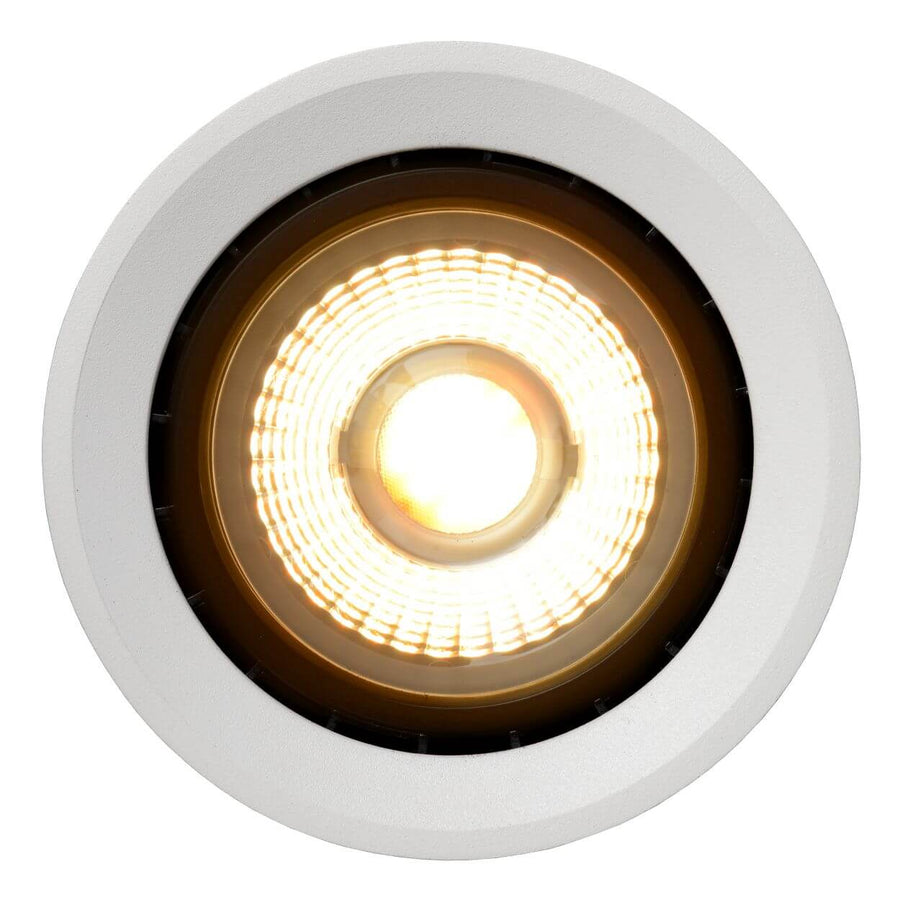 Vue de face du luminaire allumé, halo lumineux doré au centre