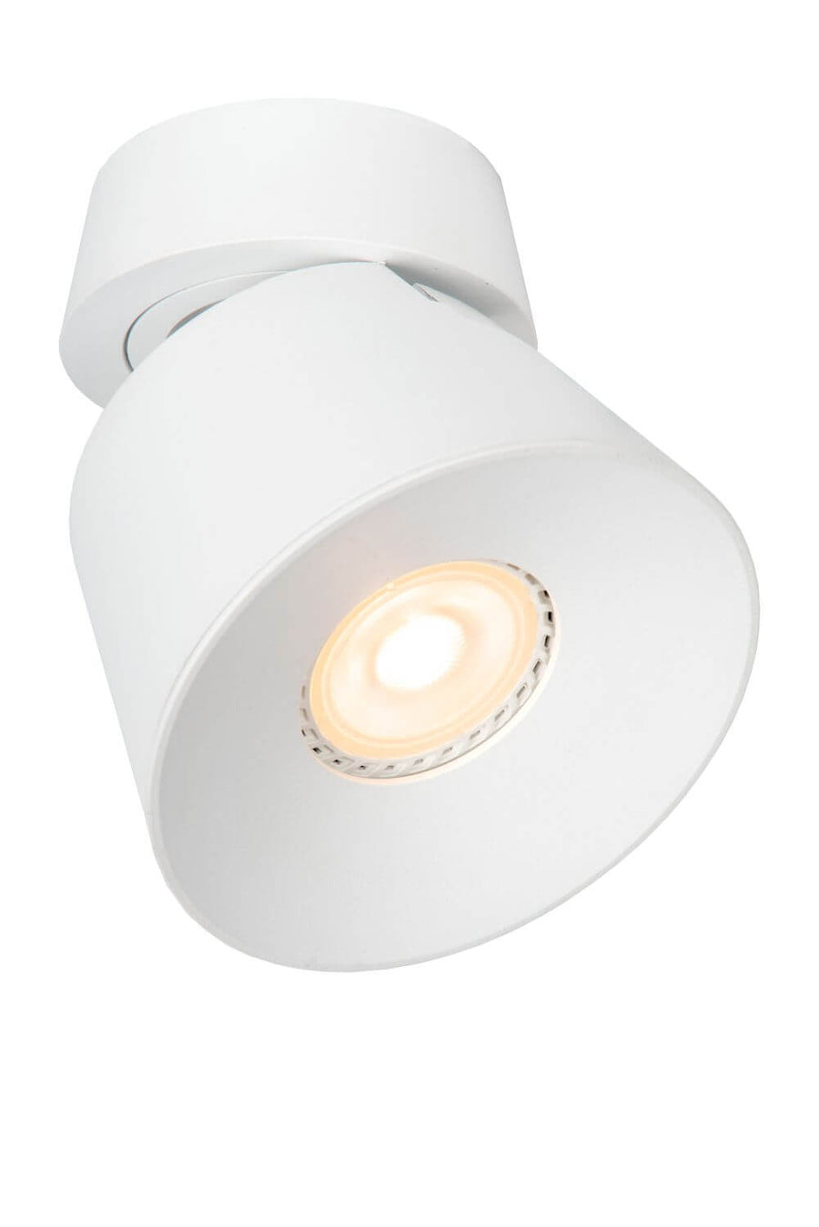Vue rapprochée du plafonnier blanc orientable, projecteur allumé incliné sur le côté.