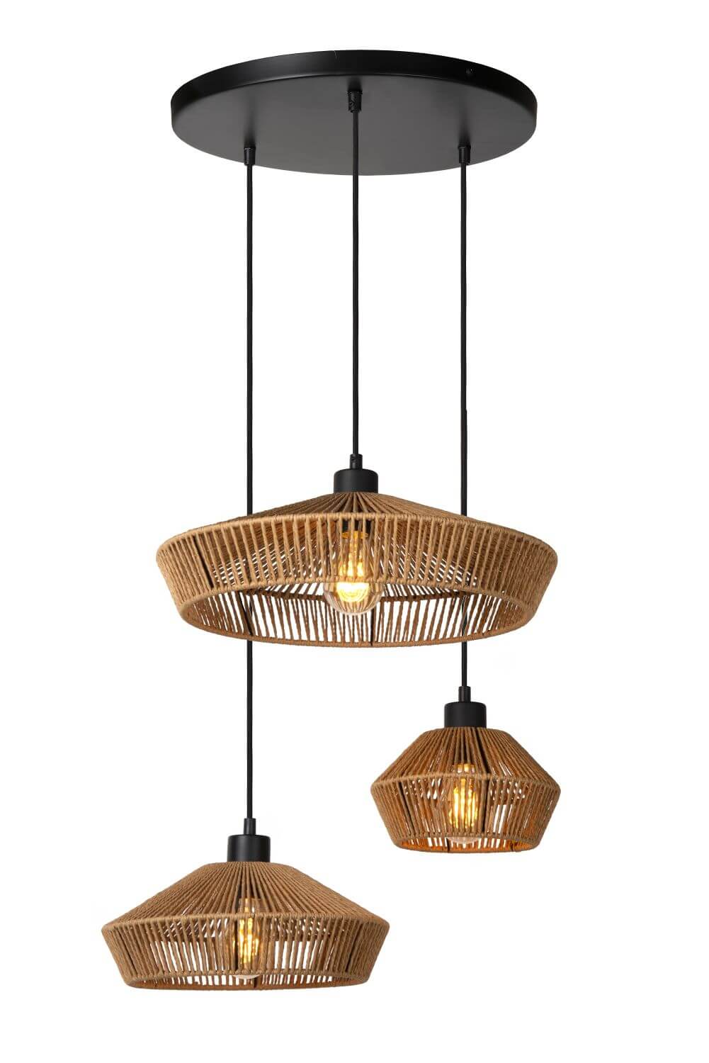 Produit isolé sur fond blanc, trois suspensions en rotin et platine noire fixée au plafond