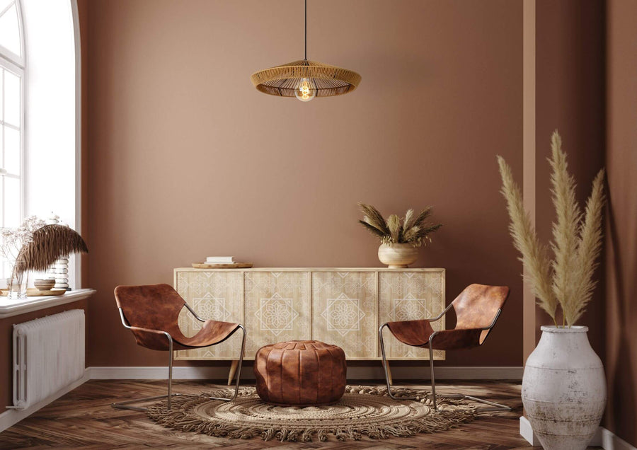 Mise en ambiance dans un intérieur bohème avec fauteuils en cuir et vase