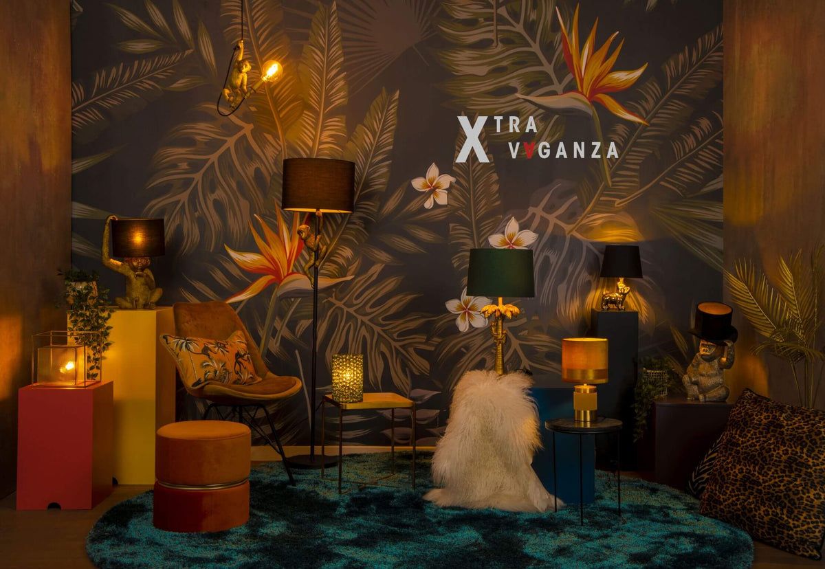 Mise en ambiance jungle avec la lampe dorée parmi plusieurs luminaires