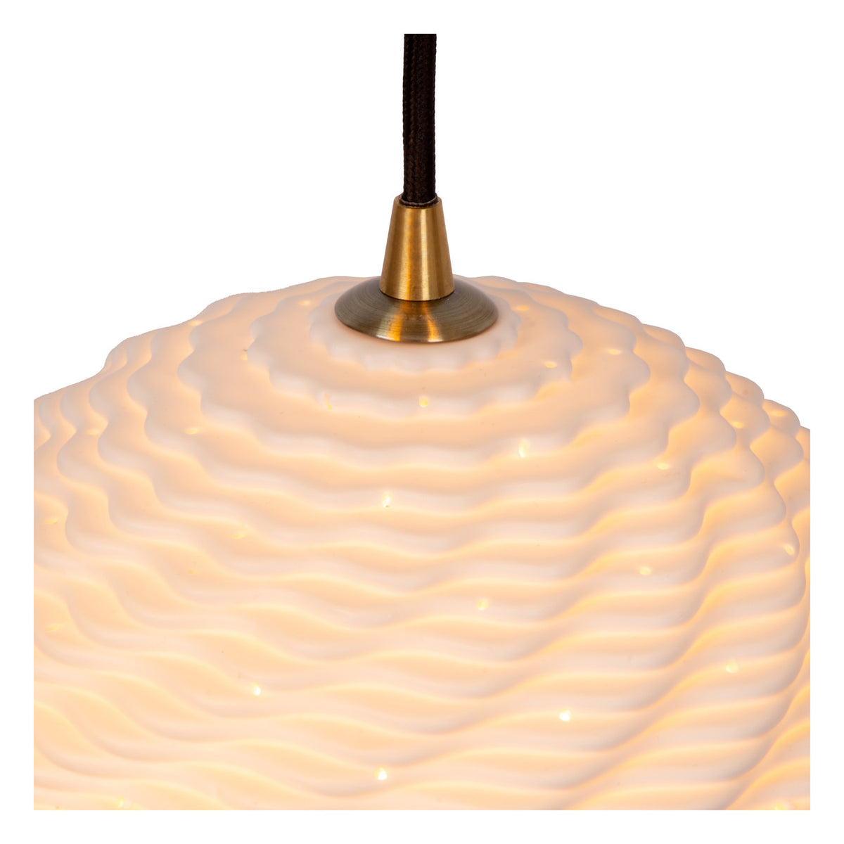 Détail du sommet d'un globe en porcelaine blanc cassé, raccord laiton et câble textile noir.